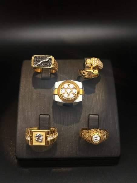 Chevalières pour homme en or jaune, serties et gravées