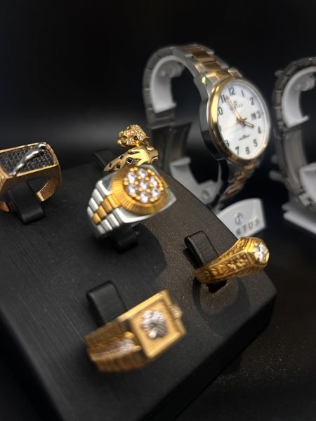 Montres et bagues en or sur présentoir noir